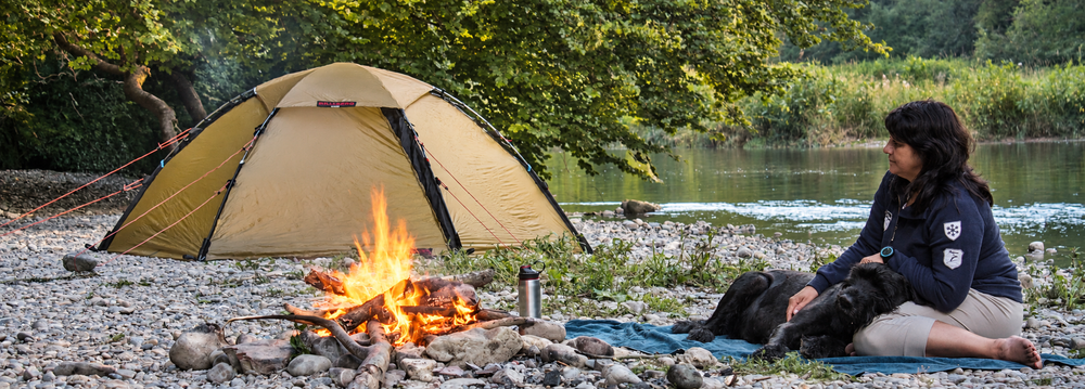 Zelten am Fluss mit Hund